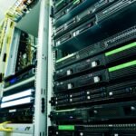 Szerverek egy adatközpontban, különböző hardverekkel és kábelezéssel.