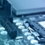 Egy alaplap részlete, amelyen a processzor foglalat és kondenzátorok láthatók.