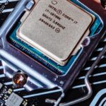 Egy Intel Core i7 processzor látható egy alaplapon, részletesen megvilágítva.