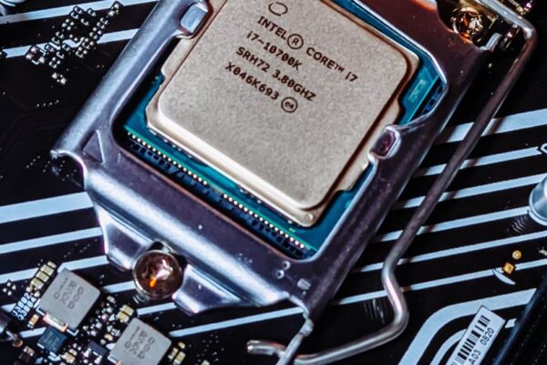 Egy Intel Core i7 processzor látható egy alaplapon, részletesen megvilágítva.