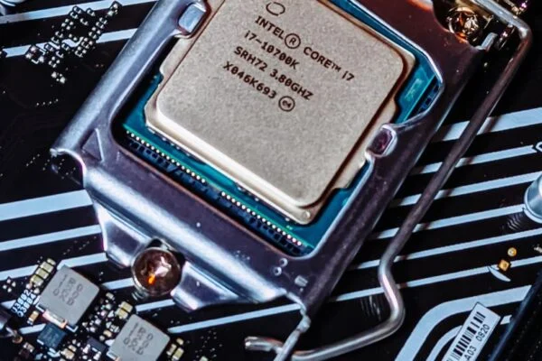 Egy Intel Core i7 processzor látható egy alaplapon, részletesen megvilágítva.