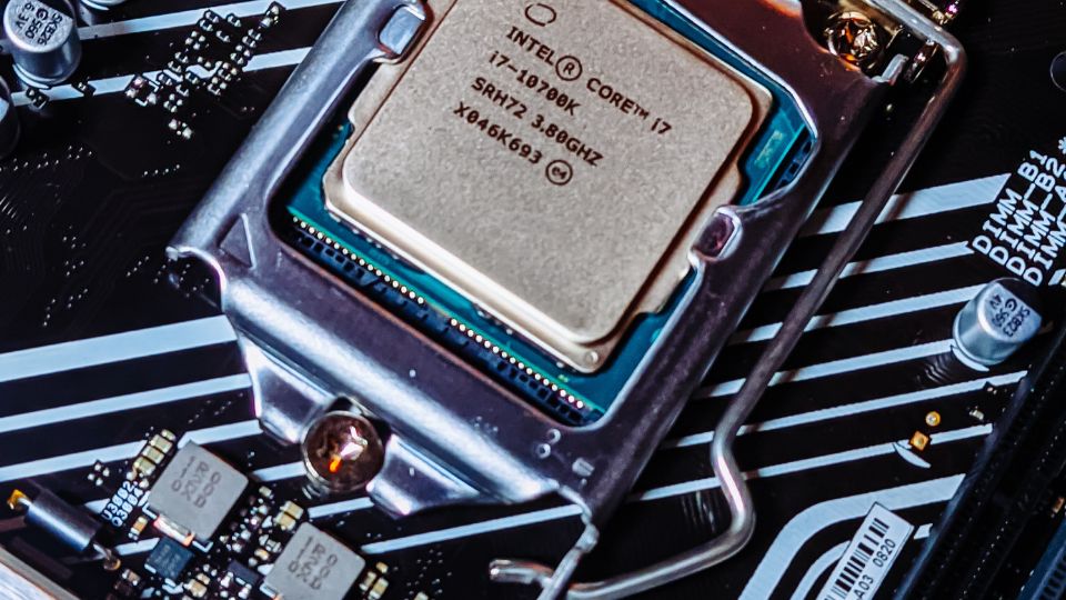 Egy Intel Core i7 processzor látható egy alaplapon, részletesen megvilágítva.
