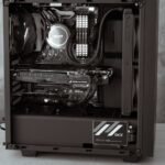 Egy modern számítógép belseje, jól látható processzorral és grafikus kártyával.