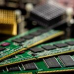 Különböző RAM modulok és processzor egy asztali számítógép belsejében.