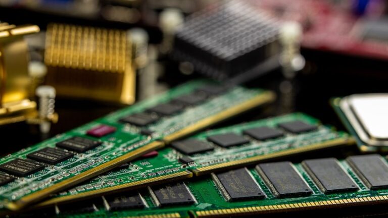 Különböző RAM modulok és processzor egy asztali számítógép belsejében.