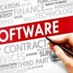Egy kéz ír a 'SOFTWARE' feliratra, körülötte különböző IT kifejezések.