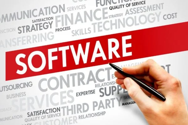 Egy kéz ír a 'SOFTWARE' feliratra, körülötte különböző IT kifejezések.