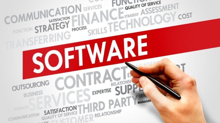 Egy kéz ír a 'SOFTWARE' feliratra, körülötte különböző IT kifejezések.