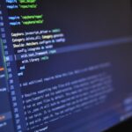 Egy laptop képernyője, kódolási folyamat látható, programozási nyelvben.