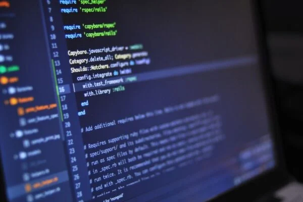 Egy laptop képernyője, kódolási folyamat látható, programozási nyelvben.