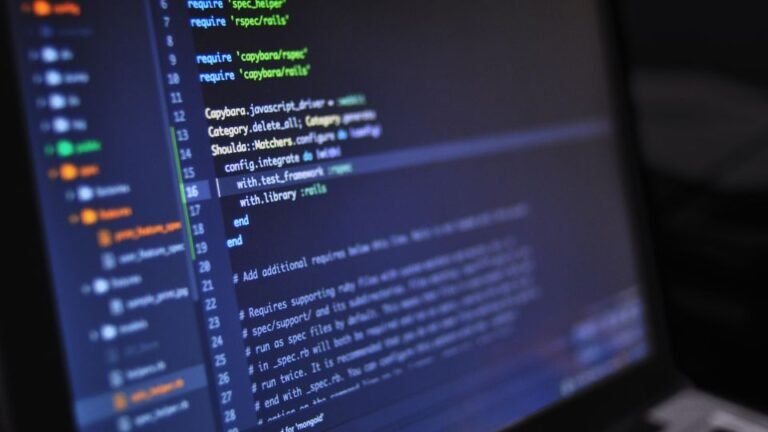 Egy laptop képernyője, kódolási folyamat látható, programozási nyelvben.