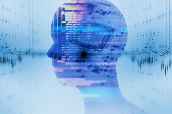 Egy kék háttér előtt programkód és adatok láthatók egy emberi profil sziluettjében.