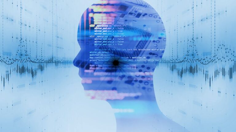 Egy kék háttér előtt programkód és adatok láthatók egy emberi profil sziluettjében.