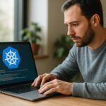 Programozó dolgozik a Kubernetes rendszeren laptopon